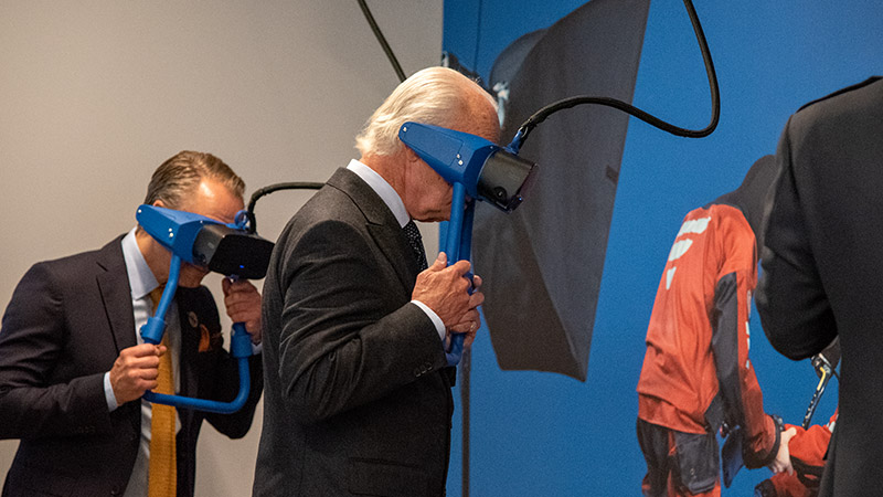 hm-konungen-provar-vr-glasögon-i-uppdraget-800x450-foto-mikael-dunker.jpg