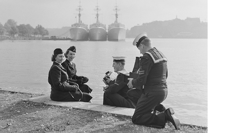Stockholms örlogsstation, Skeppsholmen. Svenska marinlottor blir fotograferade av kanadensiska flottister på besök.